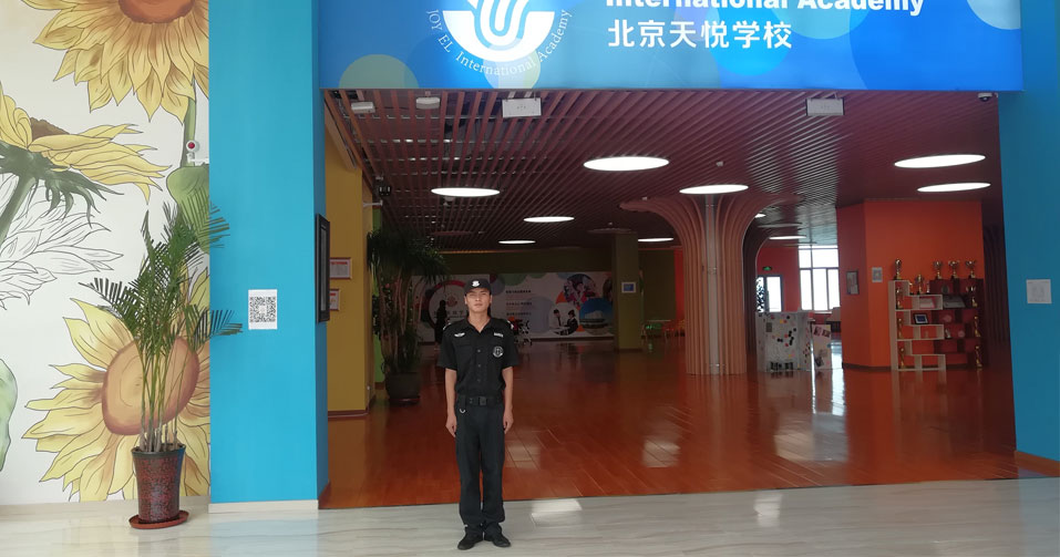 維護(hù)單位門(mén)前的秩序，及時(shí)清理門(mén)前的東西或障礙物，保證單位門(mén)前交通暢通。